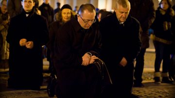 people-praying-1200-800