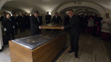 BXVI-Funeral-Coffin-1140×641